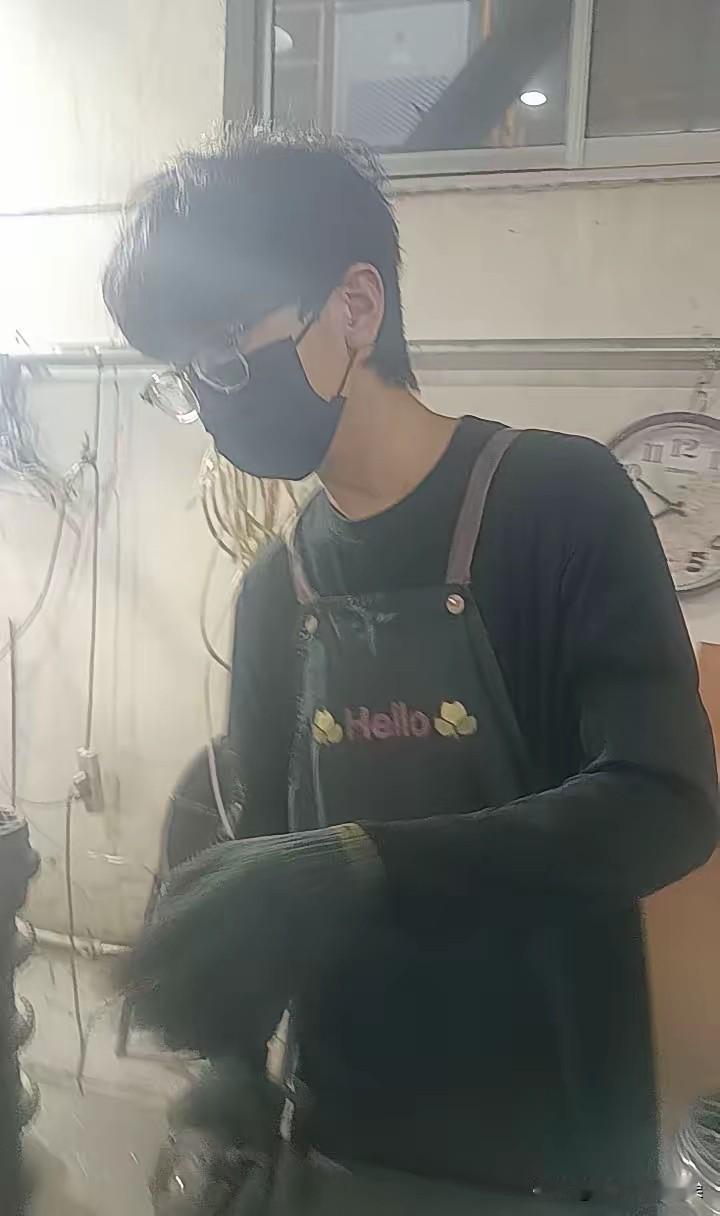 炸锅了！你说这事儿神不神？上大二的儿子今年暑假去打工，昨天发工资了，他10号开始