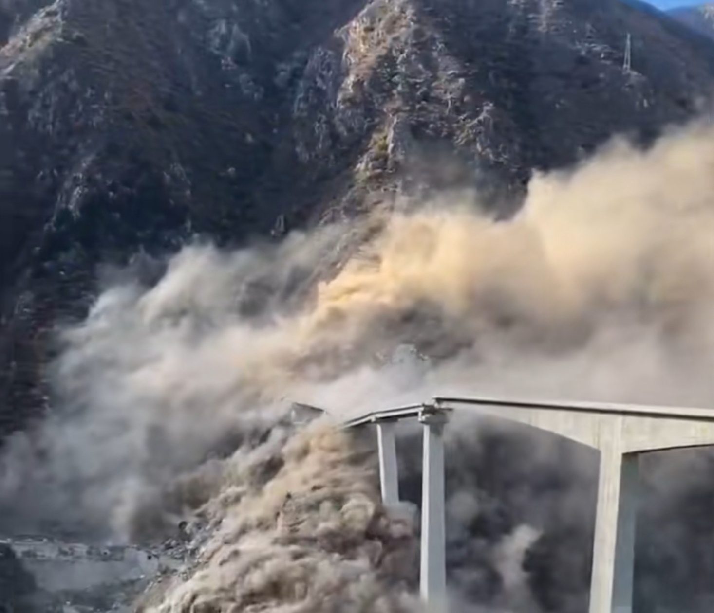 碰到这种山高沟深且不稳定的山体，再坚固的桥也承受不住山体失稳滑坡导致的桥墩位移坍