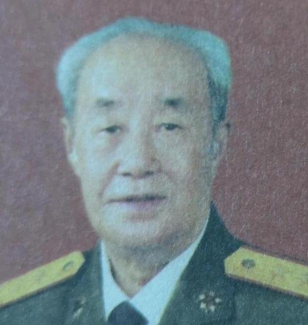 1961年，原沈阳军区司令邓华上将前往川西高原视察，路遇驻军第130师。师长董占