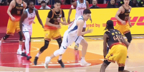 这脚步太丝滑了！亨特持球连续两个360度转身，把防守人晃得晕头转向，杀入内线上篮