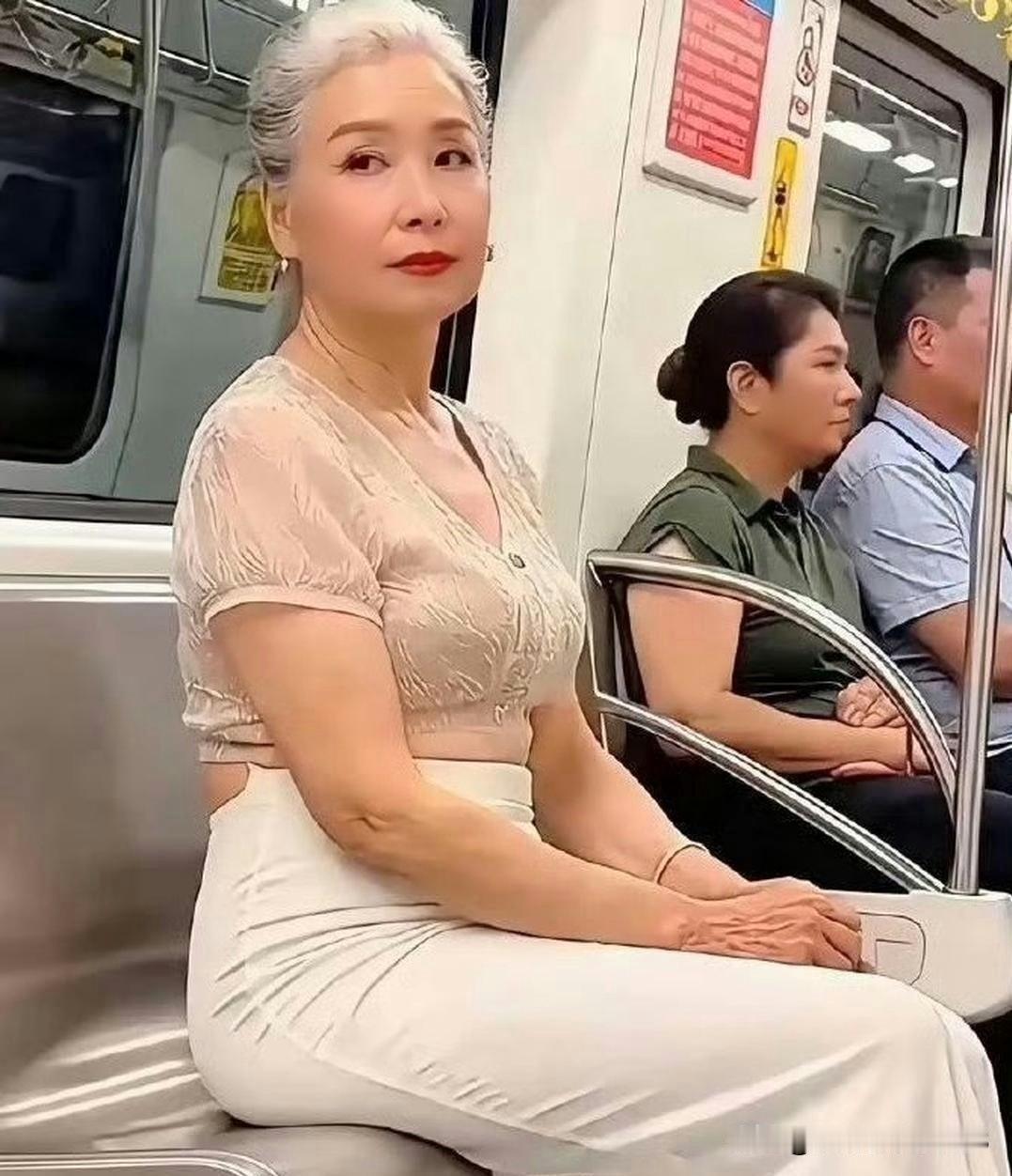 你看看，这位阿姨，这身打扮，靠的就是满满的自信，这身穿搭一点问题都没有。

时髦