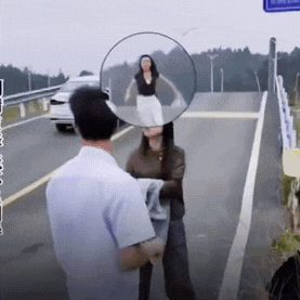 教练，你不去拍电影真是可惜了！
某驾校一位女学员在练半坡起步时溜车，吓得她赶忙从