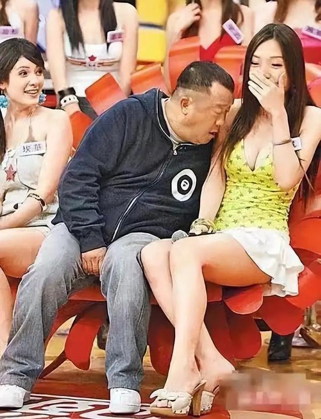 据说这是香港演艺界的一位大佬，可能你也一眼就认出了他是谁。哈哈，这位大佬的眼睛好