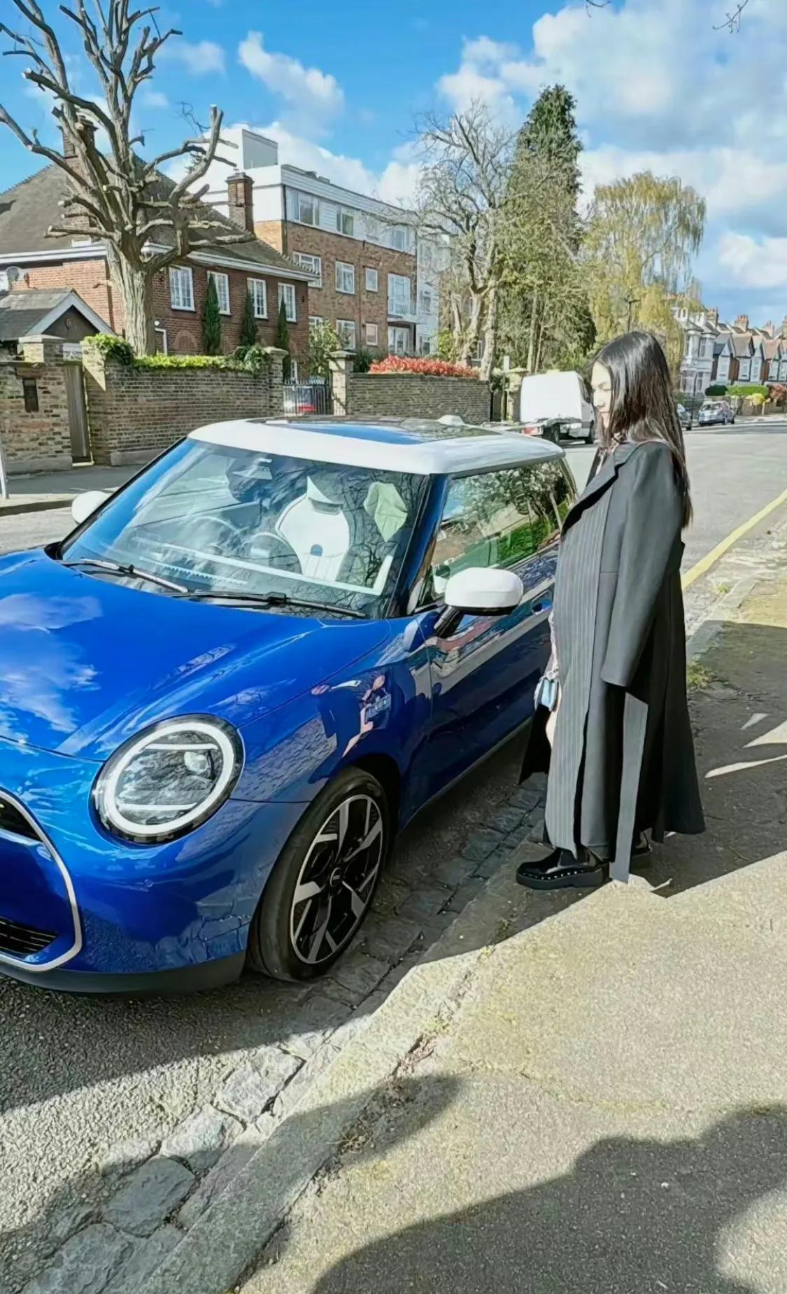 李湘女儿王诗龄分享英国留学生活照！已成功拿到驾照的她，身穿高奢大牌裙装开着妈妈送