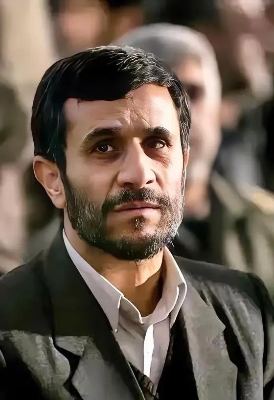 伊朗宣布用20架无人机配合3枚导弹，炸了巴林美军基地

3月3日拂晓，伊斯兰革命