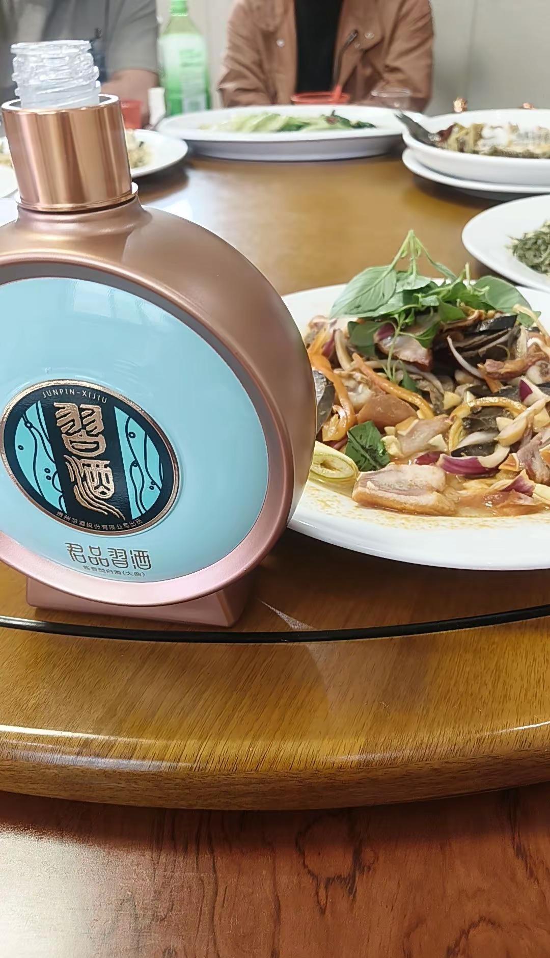 小酒喝起来巴适得很，敬往事一杯酒懂的人自然能听懂。