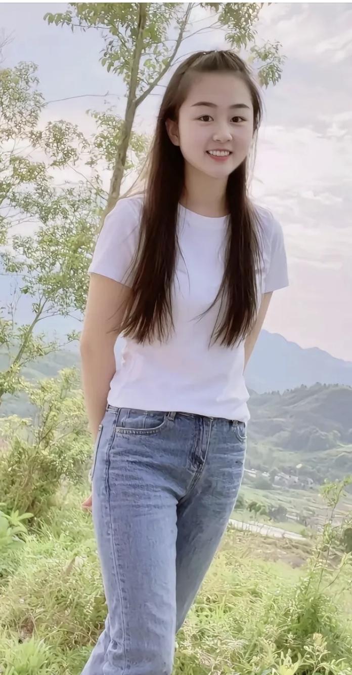  一身朴素，奔赴山间好风景

远离喧嚣，站在山野之间。一件白T，一条牛仔裤，不用