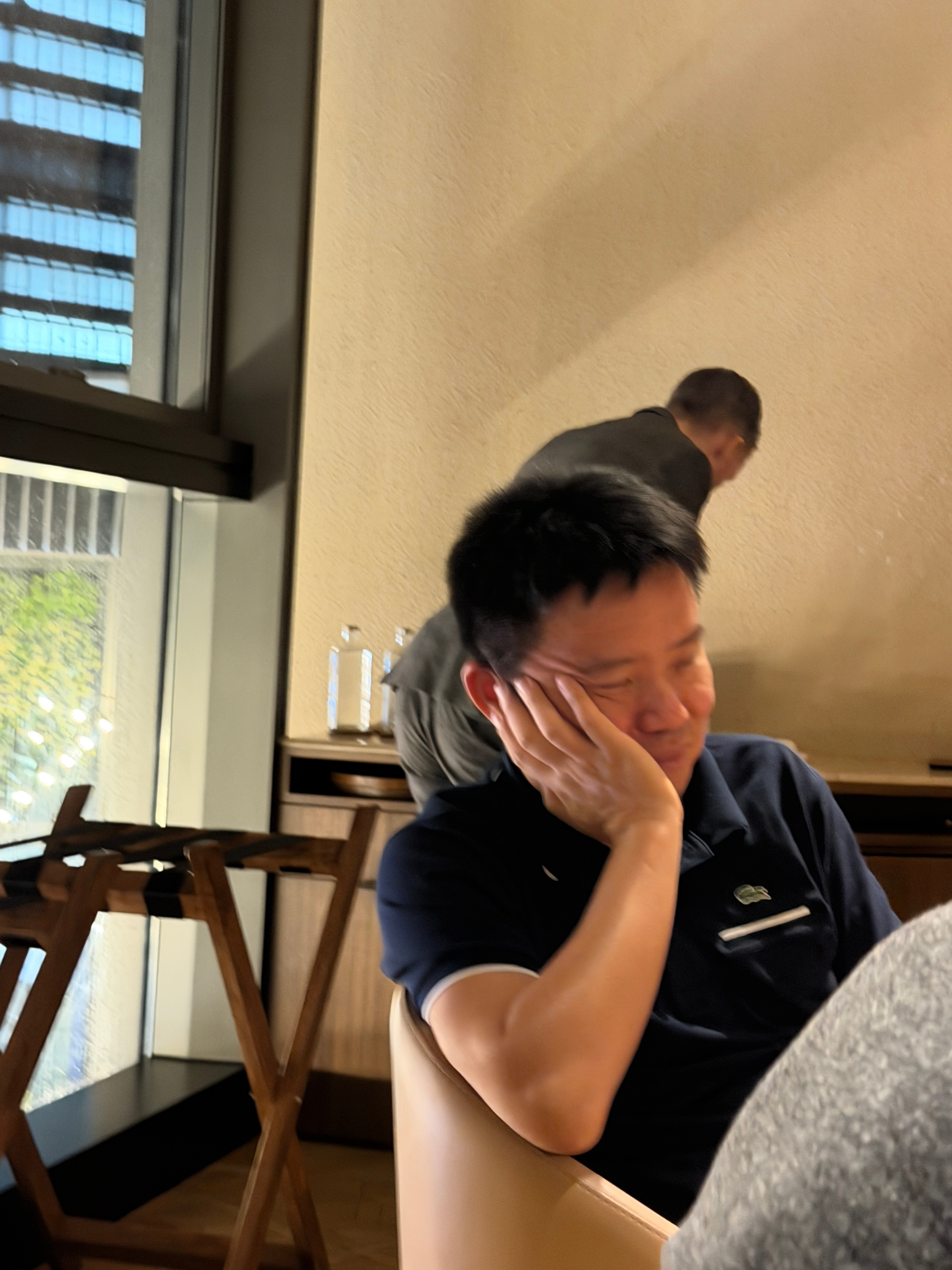 Nina生日头一天弟弟很醒目地说他不去了，而且他给出了一个我们无法拒绝的理由：吃