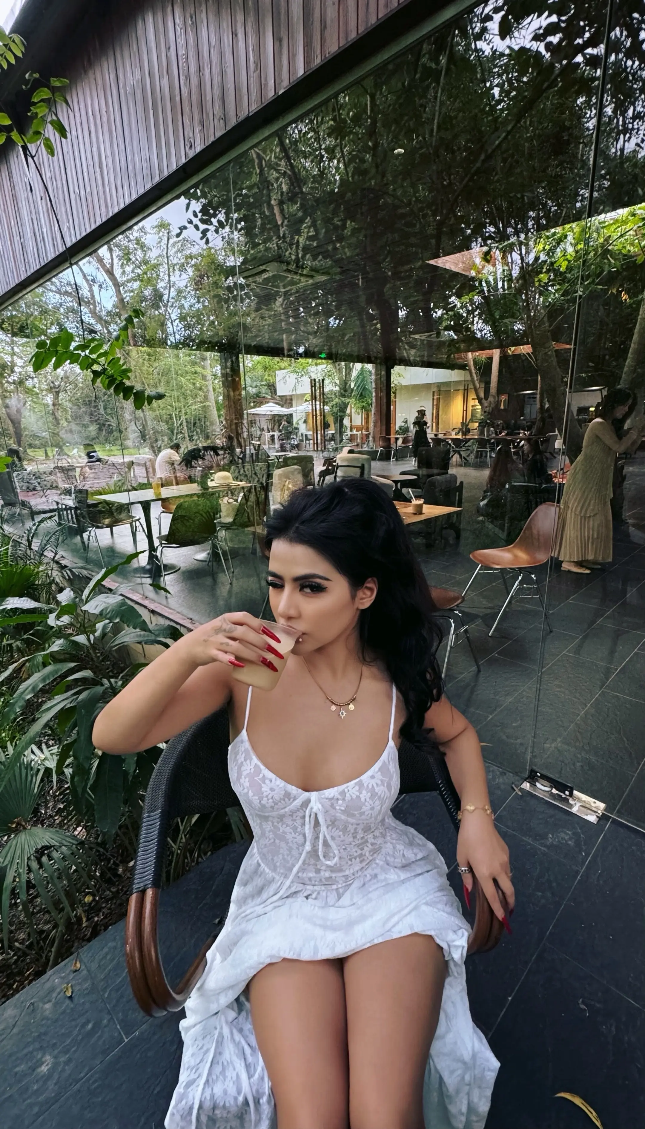 满脸都是冷漠和无所谓的时候最迷人.