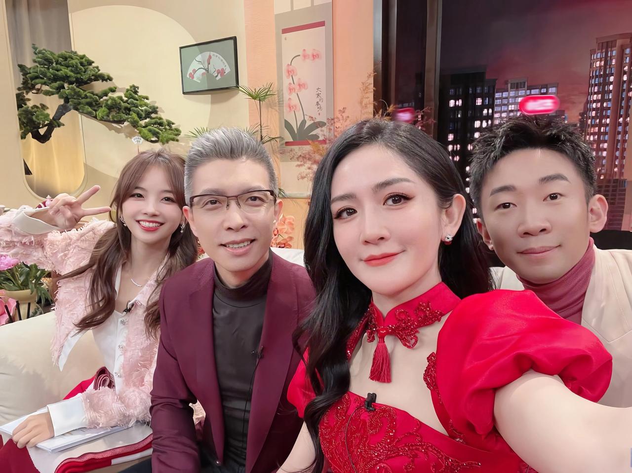 化妆后的谢娜好漂亮啊，看半天都没有认出来。