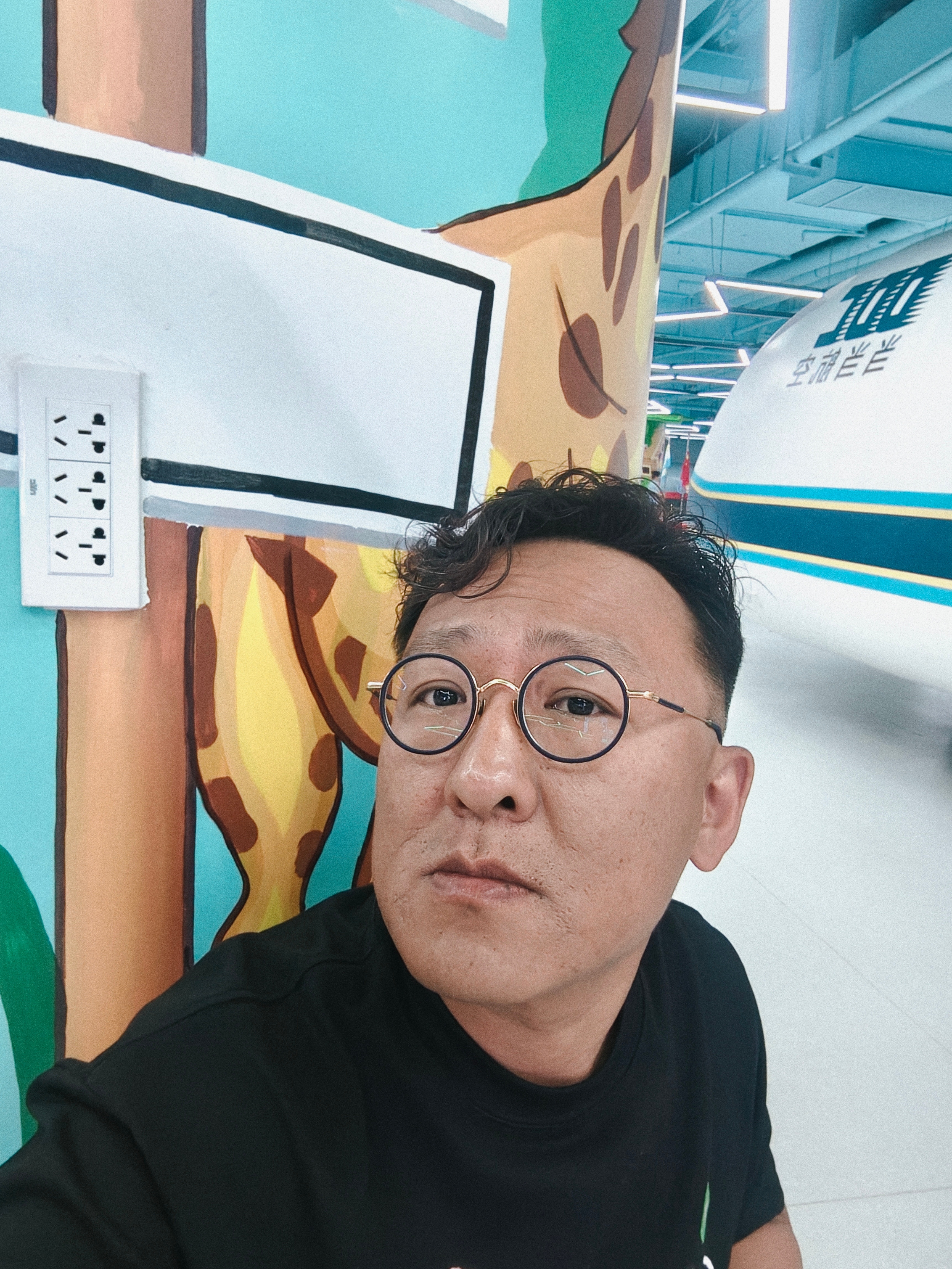 人到中年，叛逆那就是家常便饭渣男当了，头发烫了大家觉得行吗？要是不行…就剃秃子重