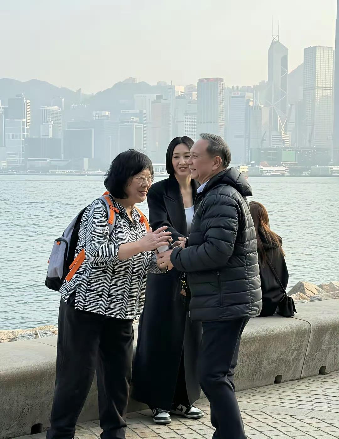 香港偶遇，有没有人知道这是谁呀！在西九码头偶遇到的