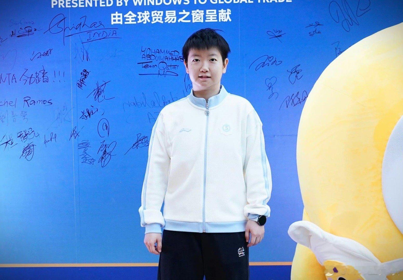 漂亮小孩比赛加油