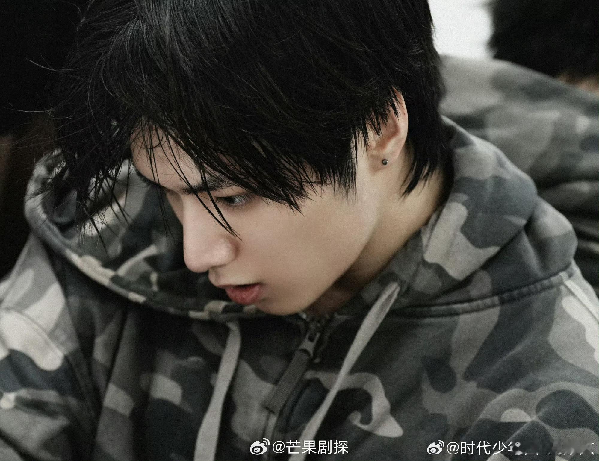 刘耀文准备出发七宫格刘耀文迷彩训练照 刘耀文迷彩训教照，尽显好状态 