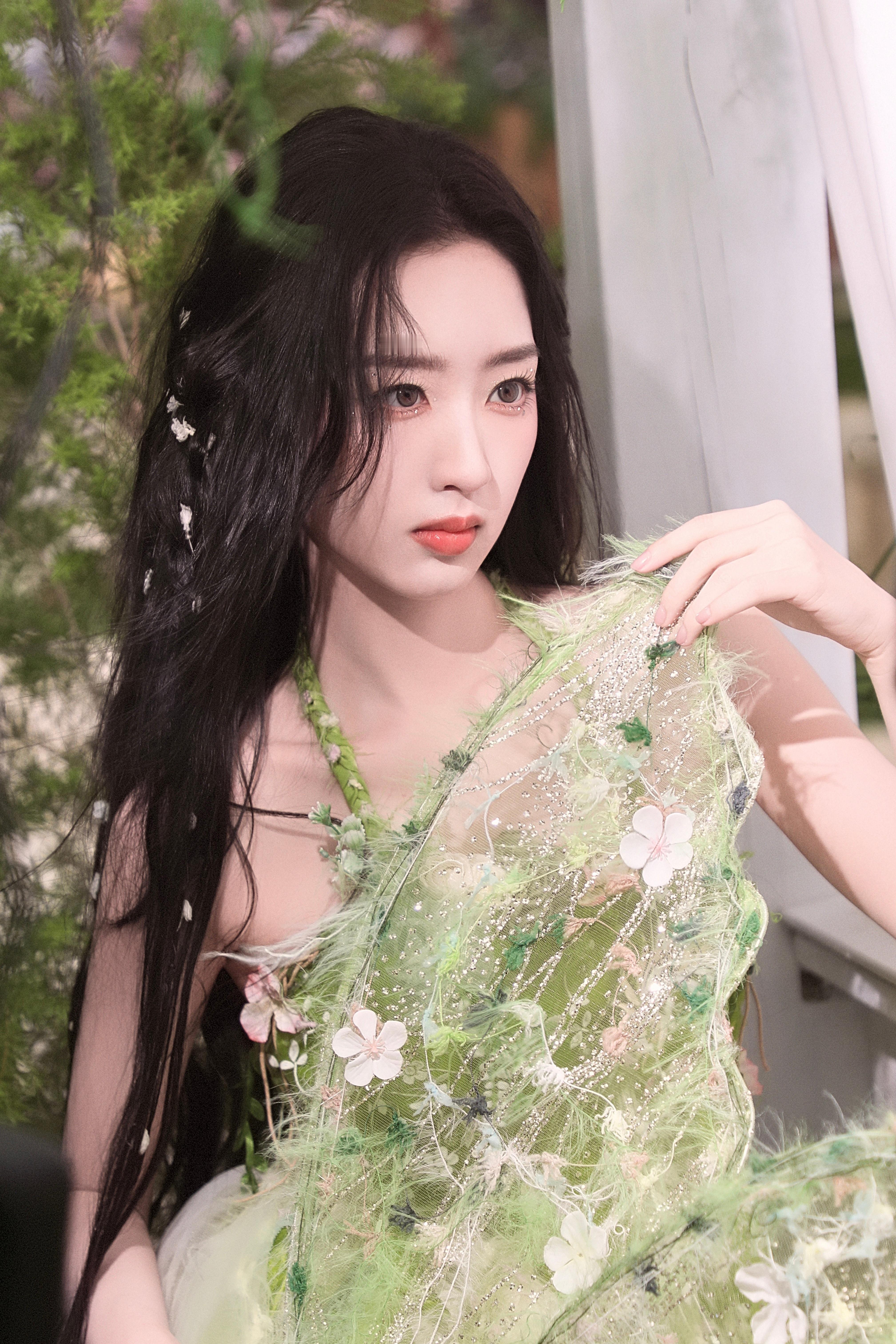 邓恩熙 看得出她是精灵邓恩熙是精灵本灵吧！薄纱翅膀配丝绸绿裙，完全绿野仙踪里跑出