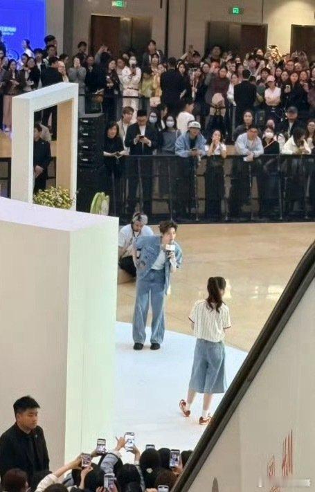 侯明昊虚化的镜头清晰的颜值侯明昊活动现场人气我妈耶，即使镜头虚化了也挡不住侯明昊