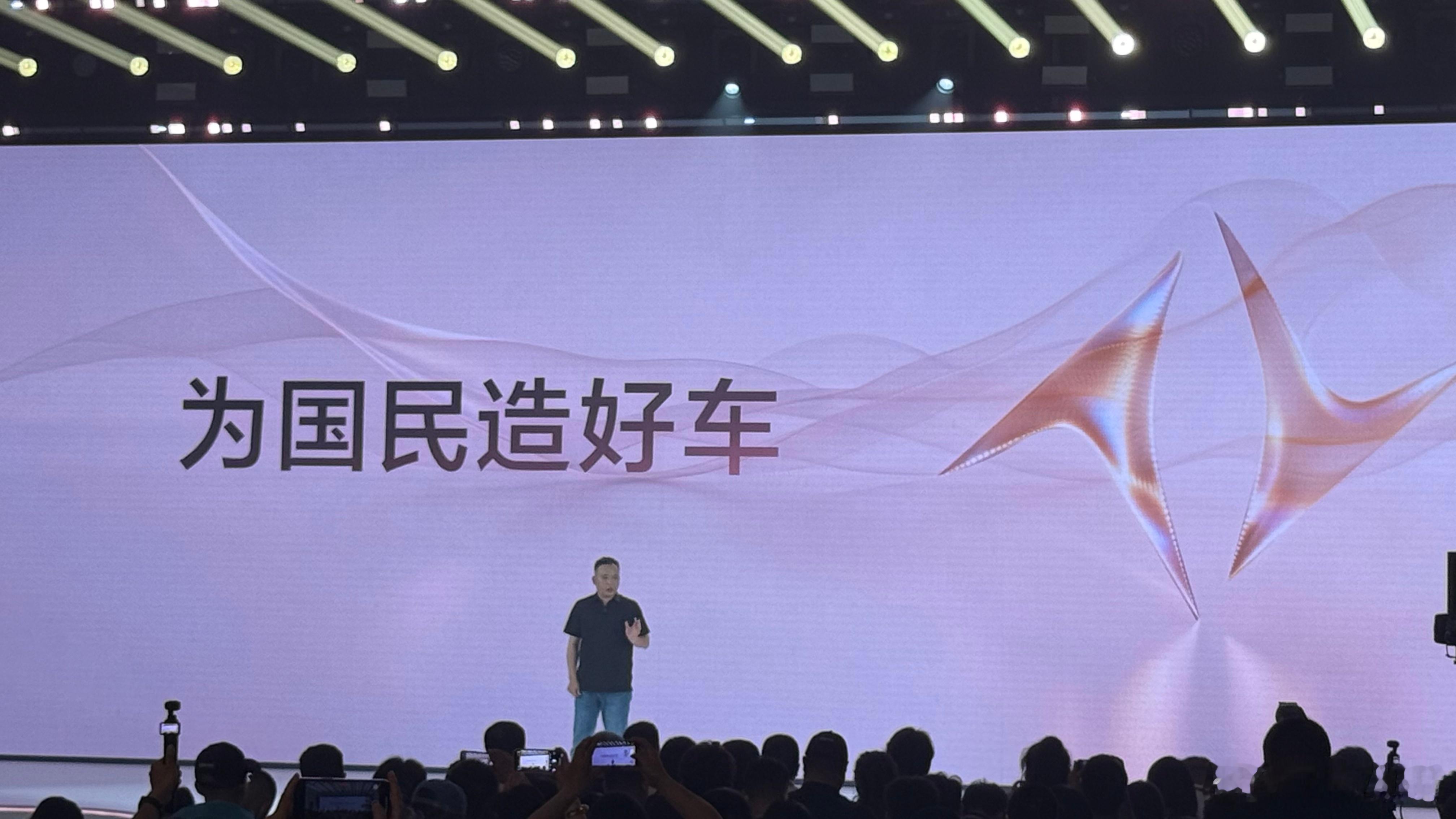 说真的，选车这事儿，国家队确实让人更放心。奕派M8这次挺狠的，东风奕派+华为乾崑