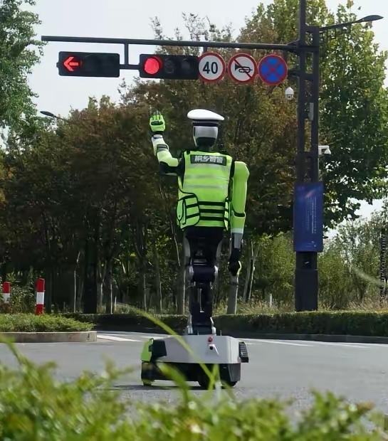 真好！杭州已经让机器人交警上班了

杭州把“机器人交警”派上街，至少释放出三层信