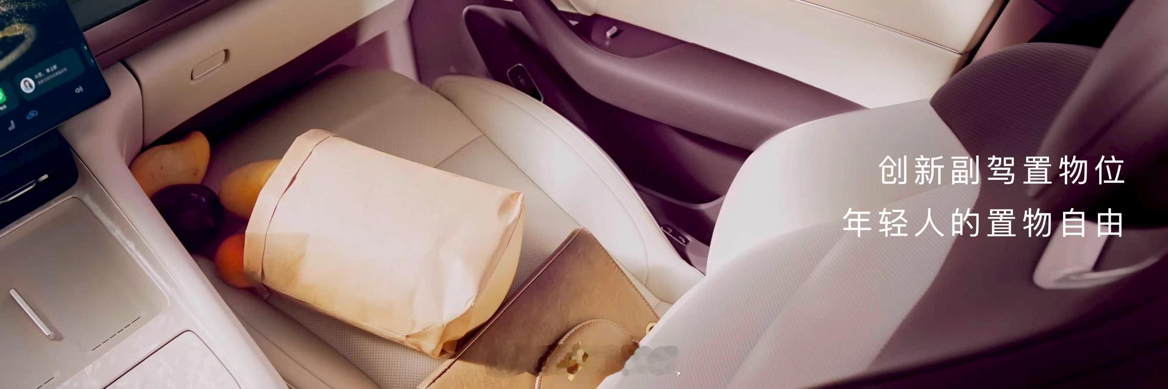 鸿蒙智行发布会  问界M6的车内空间很宽敞，之前我也没想到6字辈的产品也有这么宽