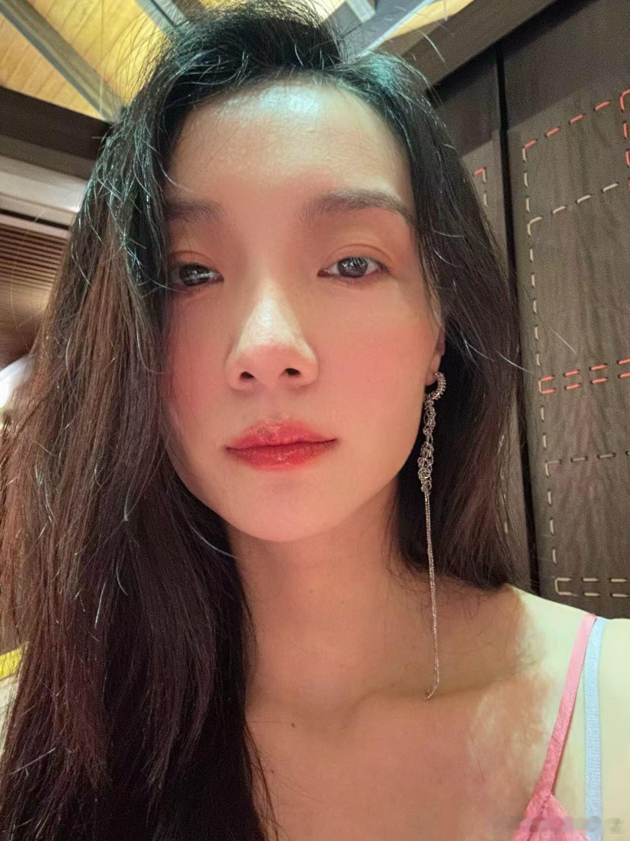 齐溪晒度假照，与王传君女儿可爱出镜，3岁女儿遗传爸妈优点个子好高。 ​​​