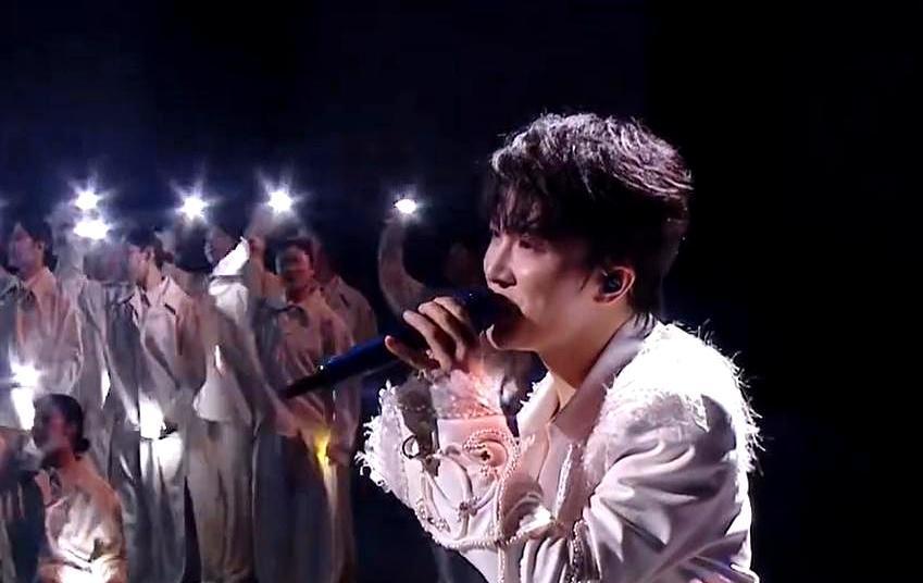 一个内娱“异类”的发言，捅破了多少人设的窗户纸。
刚拿完“年度影响力歌手”，周深