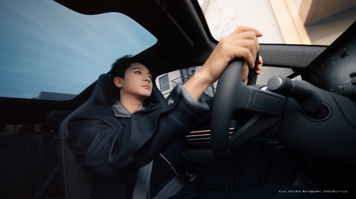 张晚意元旦跟谁过 来和张晚意一起奔赴新年第一天吧！“心里有光，哪里都是舞台中央”