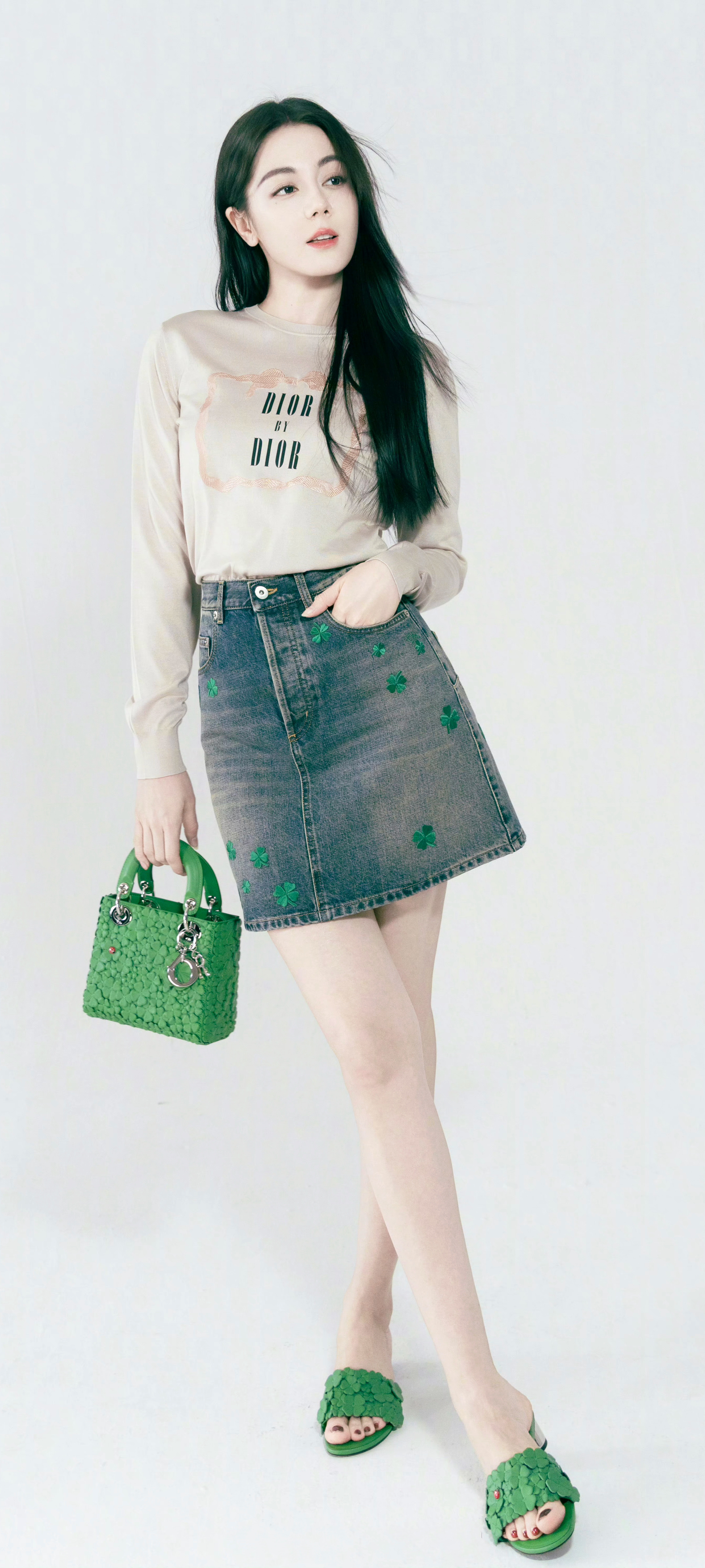 迪丽热巴 人是真的美，穿搭是真的清爽，头发还泛着浅浅的绿光~💚💚💚迪丽热巴