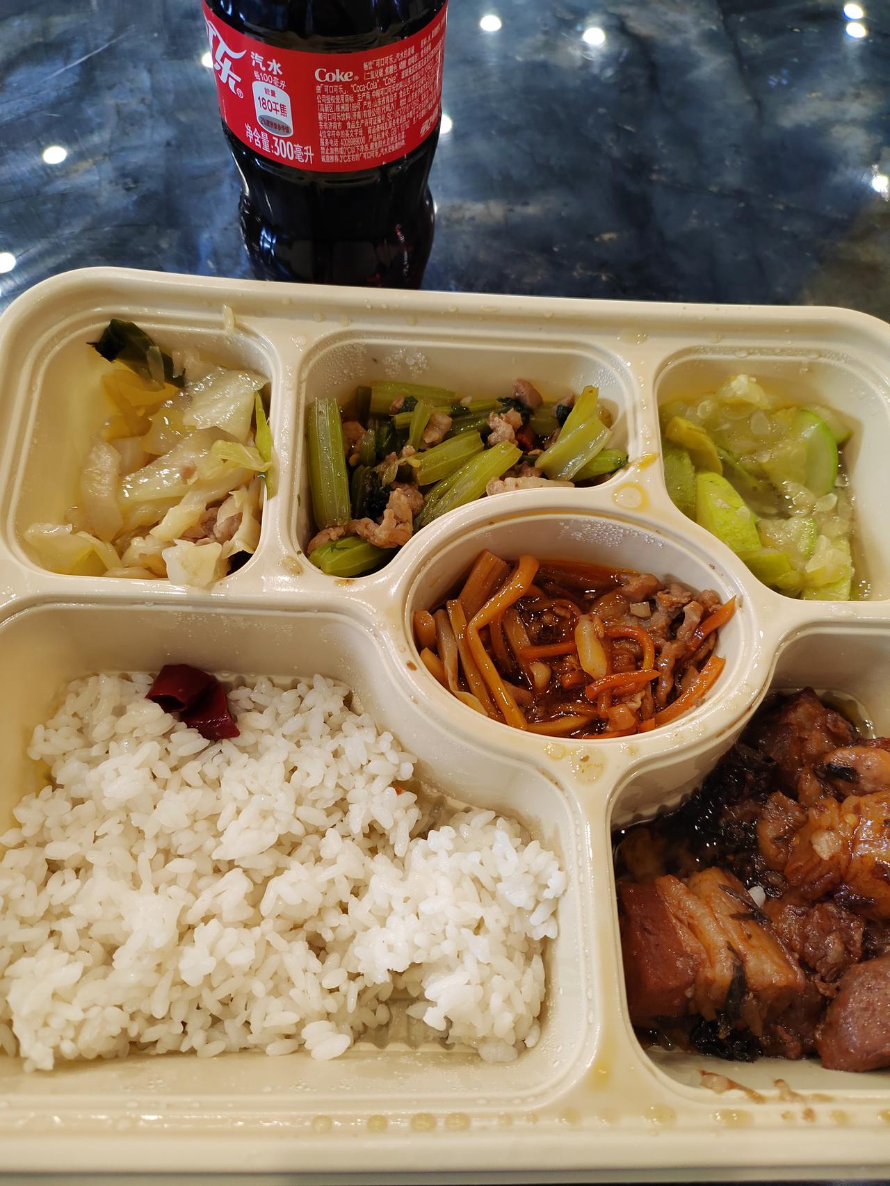 这份盒饭58元，你们那卖多少钱？

都说上海生活成本高，现在我才真切体会到。今天