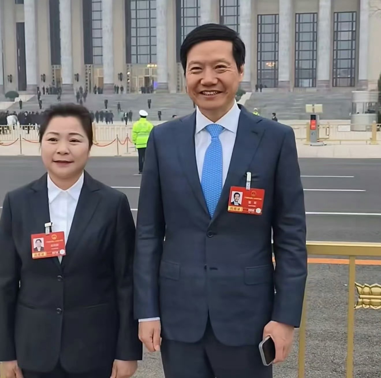 雷总基本就是我见过所有大佬里边最“接地气“的了，其实就光从合影里边就可以看出来，