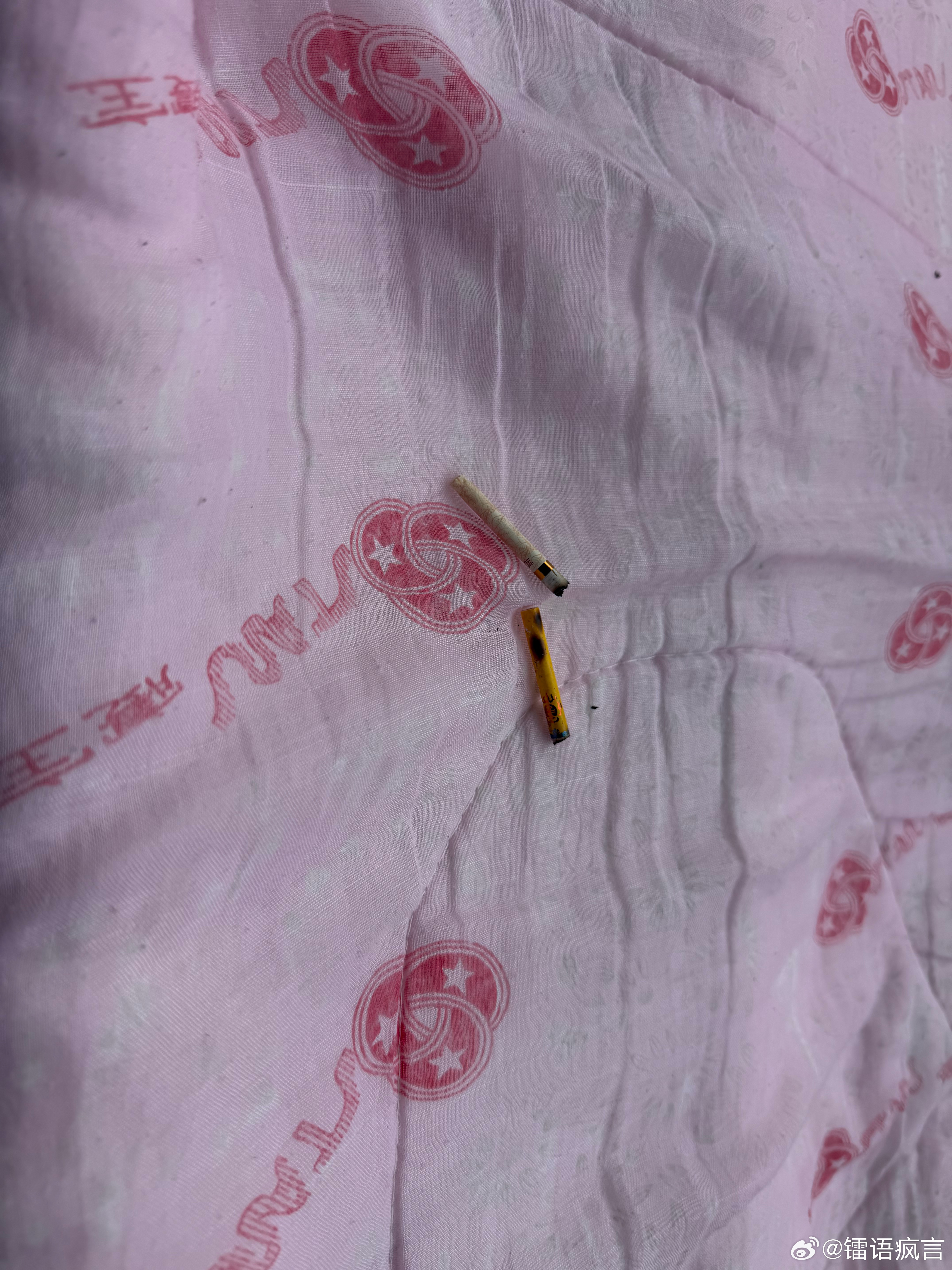 怎么能有这么没素质的人，高空抛物把烟头丢我家被子上，如果没人看到着火酿成的危险不
