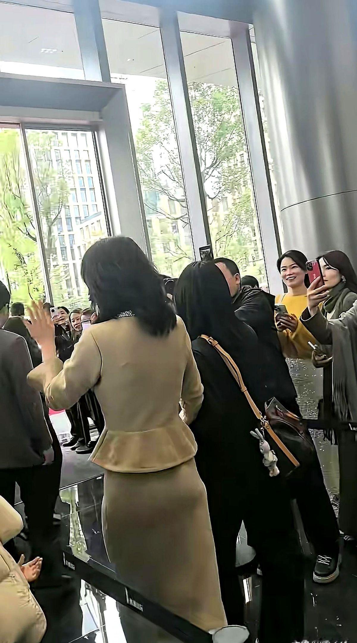 55岁阿姨想穿蒋勤勤同款，一套四五千，奢侈吗？

一位55岁的阿姨，看到明星蒋勤