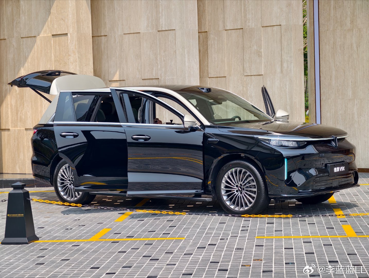 终于看到魏牌V9X实车啦～还是得实车霸气有质感啊！有在看这辆车的吗？？ 