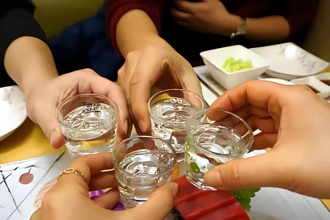 终于见证什么叫“酒肉朋友”了！
 
世人总说，酒桌之上无真心，推杯换盏皆是虚情假