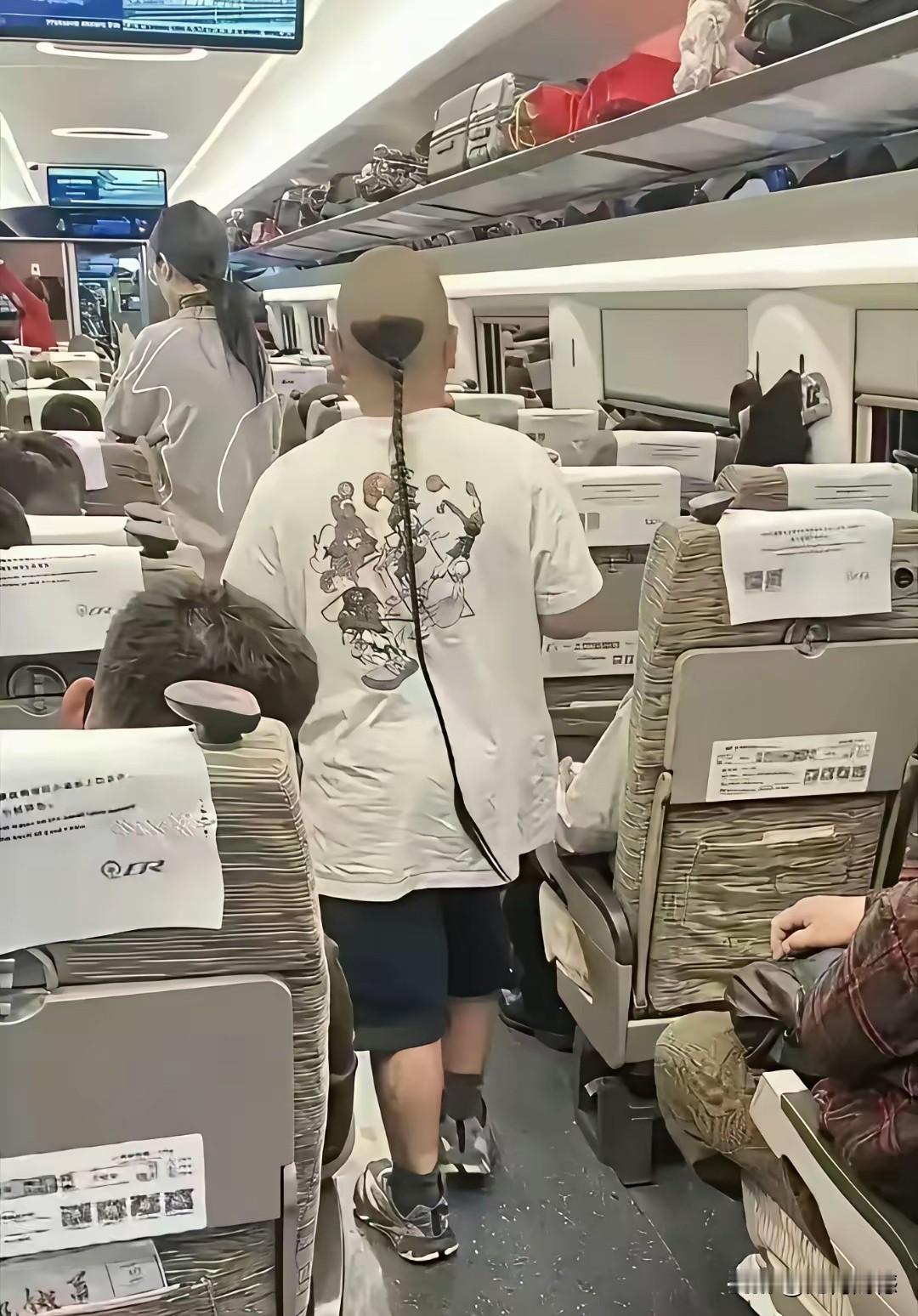 梳这样一条小辫子，说明这是一个非常有想法的人，他已经通过他的小辫子向人表达了他心