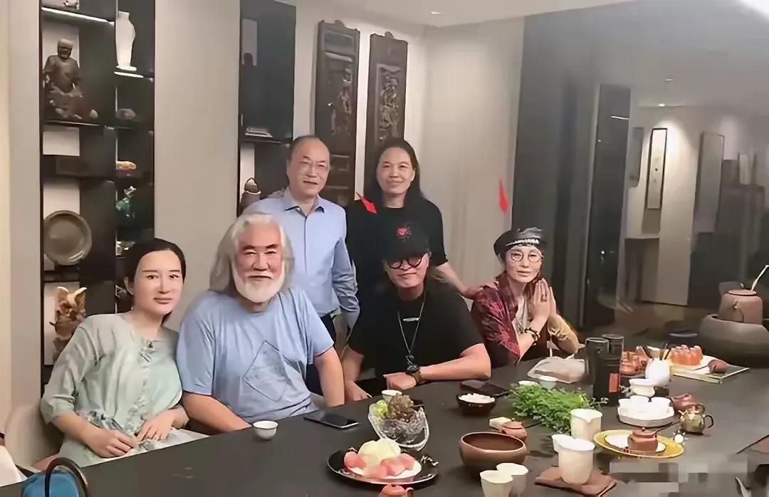 张纪中坐着依靠着老婆和丈人丈母娘合照，一家人也是其乐融融！说真的，他这白发苍苍的