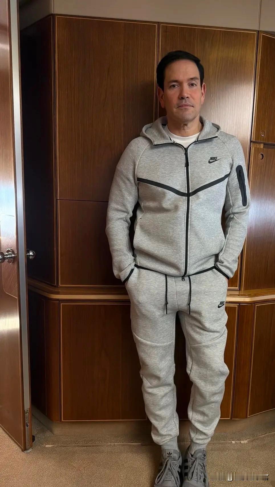 好多人揪着“卢比奥”还是“鲁比奥”争论不休，真的没必要，纯属小题大做。不就是个译