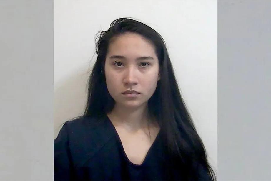 18岁的姑娘，本该穿着毕业服在校园里笑，她却蹲在北卡的家里，跟两个同伙密谋一场屠