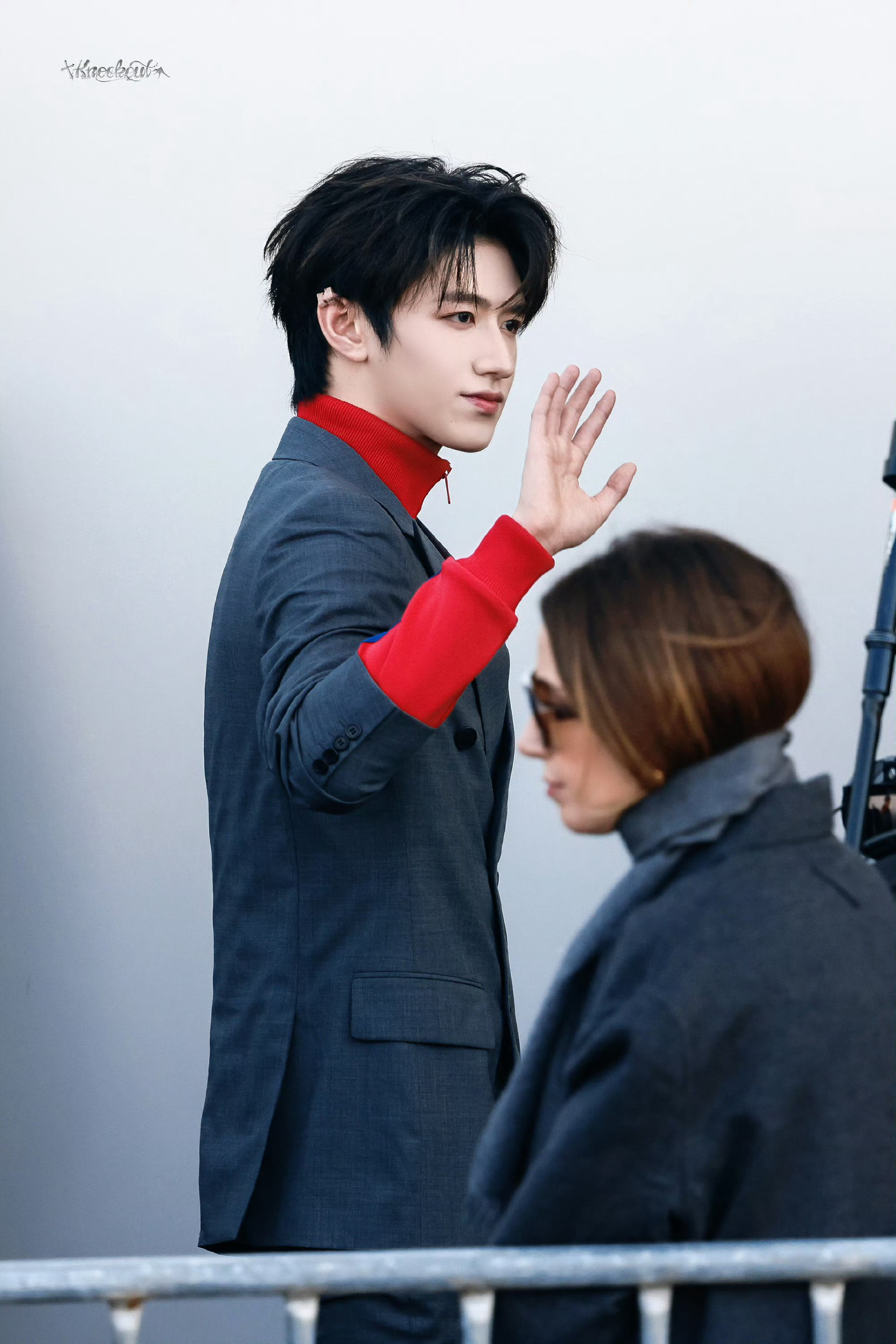 不愧是内娱首位时尚资源起步即顶奢的05后艺人朱志鑫⁻朱志鑫prada官宣单人镜头