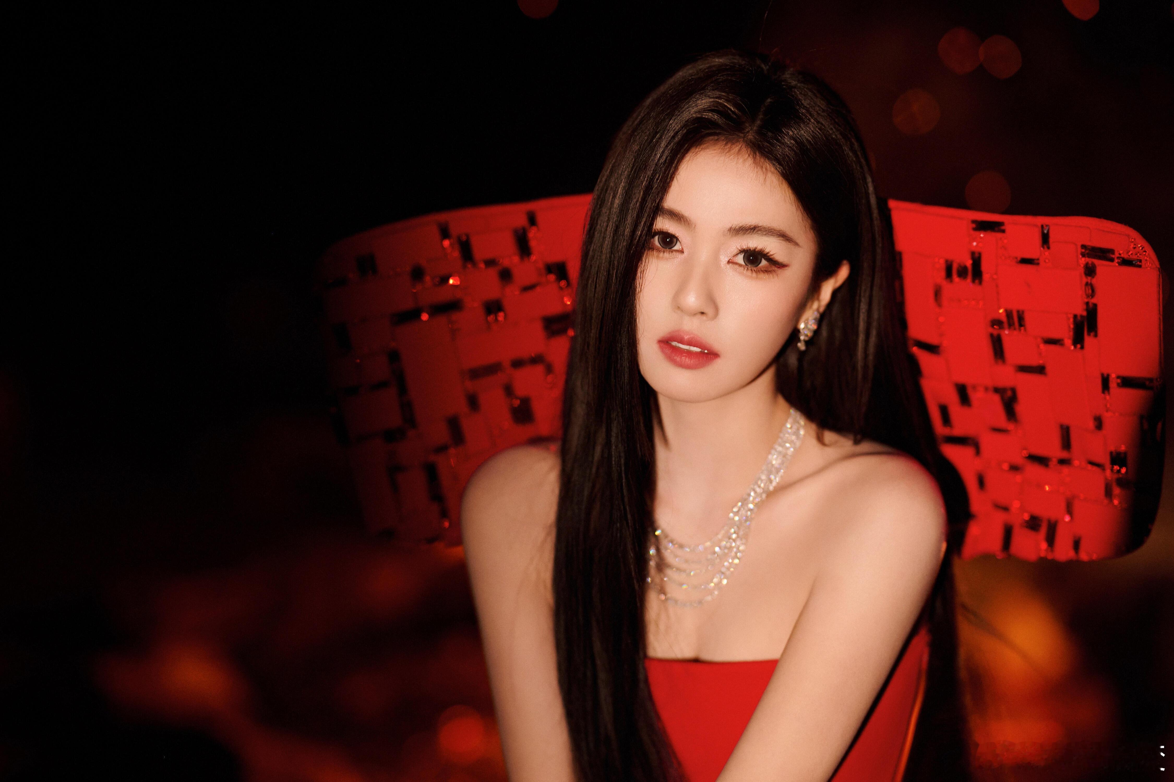 白鹿  白鹿新年写真大片来了，解锁全新高定品牌！•白鹿身穿Stephane Ro