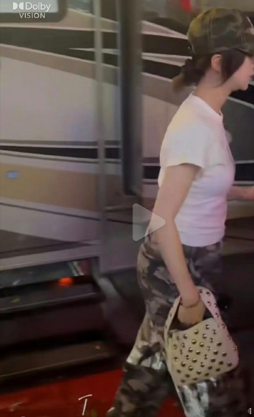 虽然但是 这真的是吴谨言嘛？？已经有娃了嘛？ ​​​