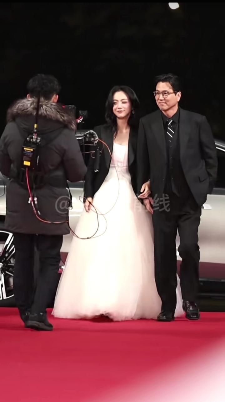 汤唯与金泰勇二人因合作电影《晚秋》结缘，从相互欣赏发展到相知相爱。尽管面临文化差