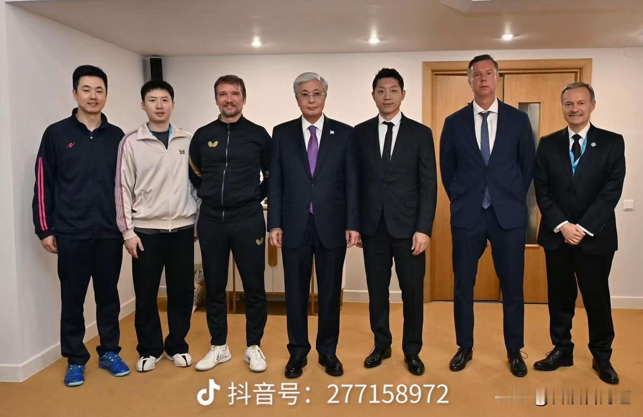 加盟 哈萨克斯坦 乒乓球协会，身旁许昕作为亚乒联副主席和哈萨克斯坦总统一起的照片
