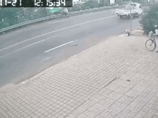 骑自行车上路，也必须多注意交通安全！该让道，该停车，该观察，都必须遵守！像视频里