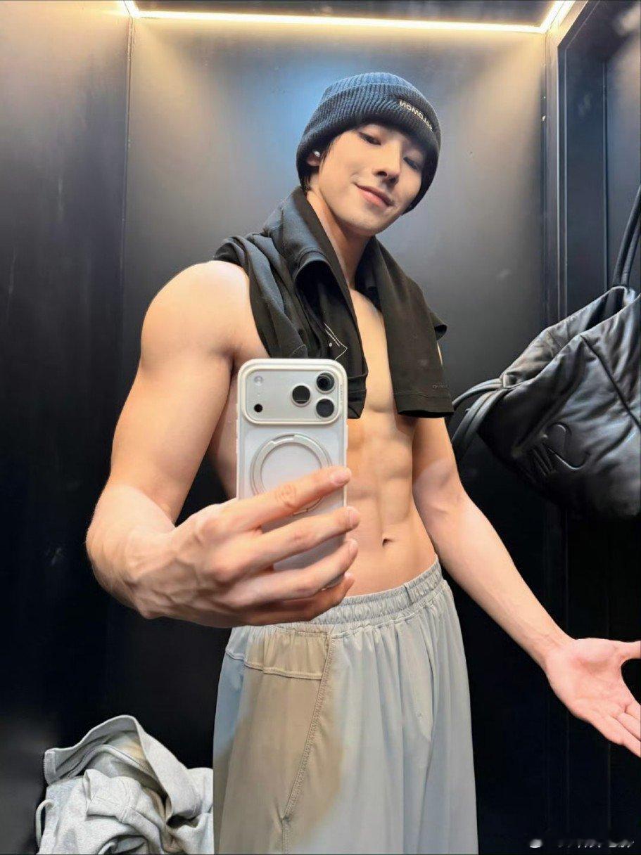 颜安腹肌自拍妈呀颜安今天富有且慷慨，你小子藏这么深！这个身材也太好了吧！颜安腹肌