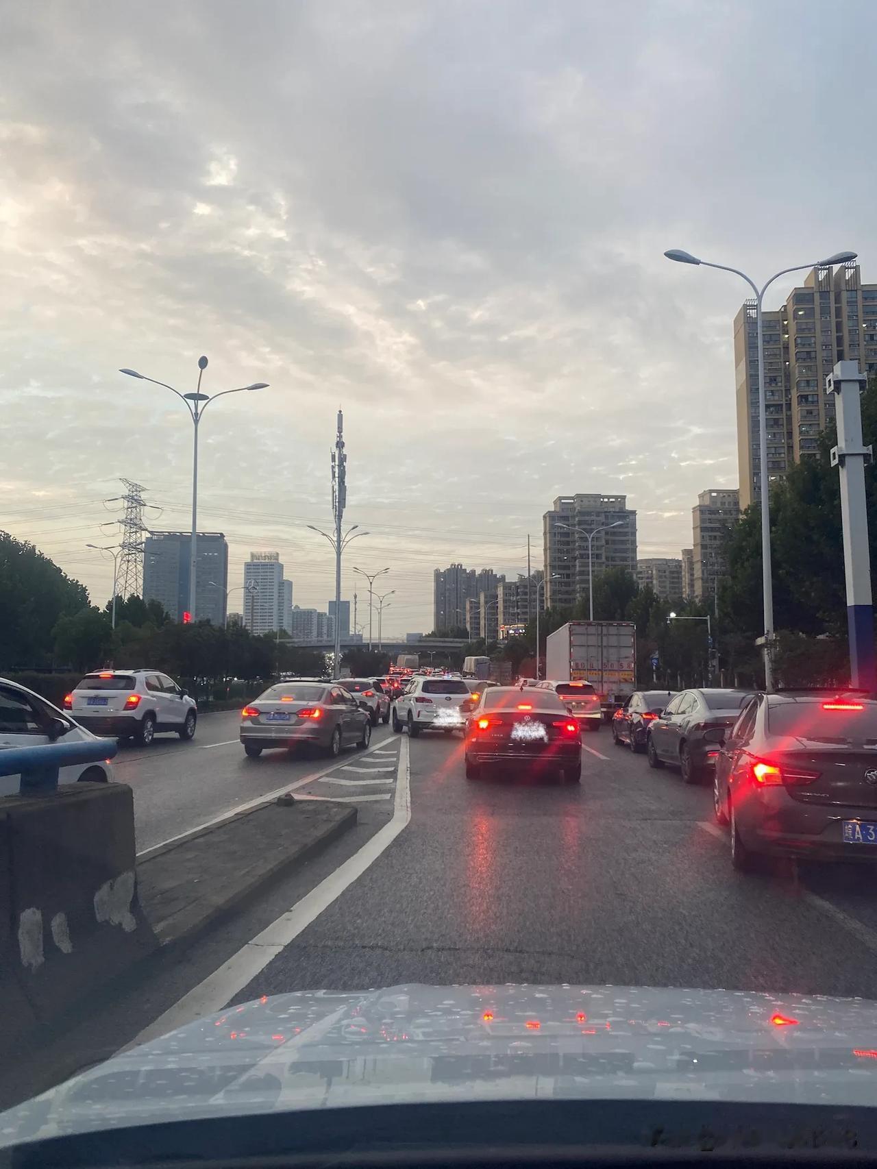西二环呀西二环
任何时候你都是最忙的
刚从集贤路过来下桥就堵住了
只能慢慢龟速行