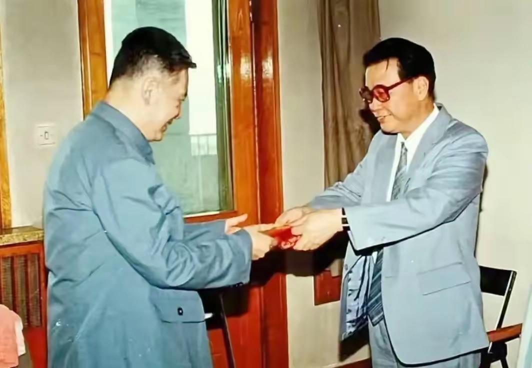 1986年7月17日，301医院病房举行特殊授奖。身患晚期癌症的邓稼先，吃下加倍