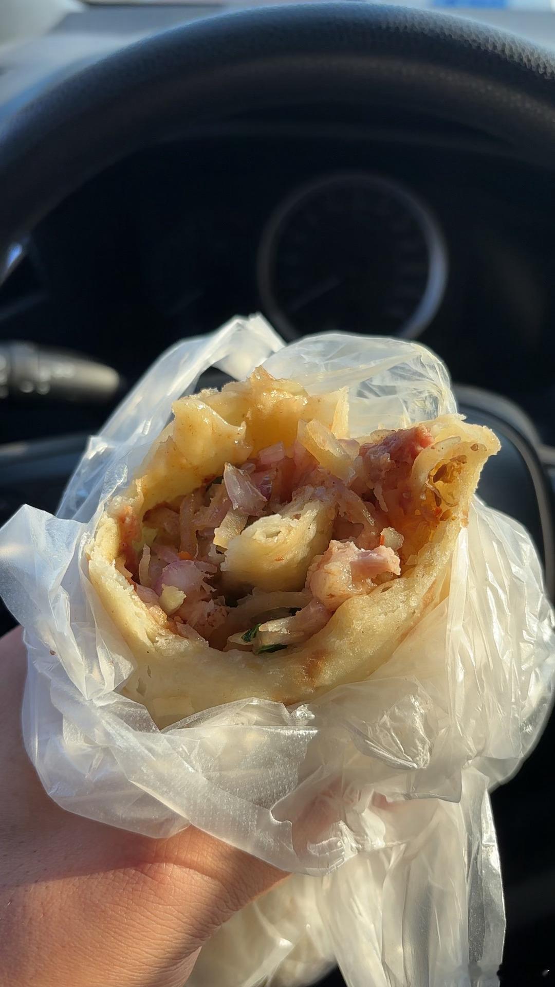 大饼卷肉吃着真过瘾。[哈哈] ​​​