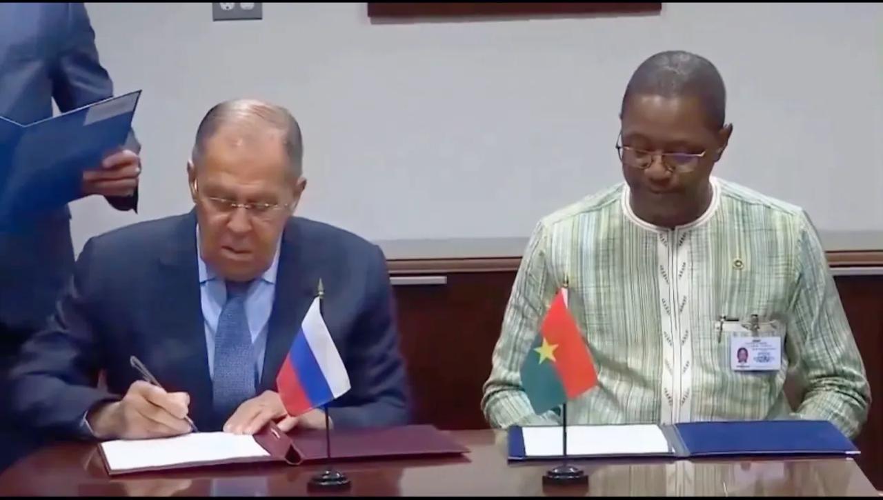 俄罗斯外长拉夫罗夫与布基纳法索签署了不在太空使用武器的协议。
这个协议……签的好