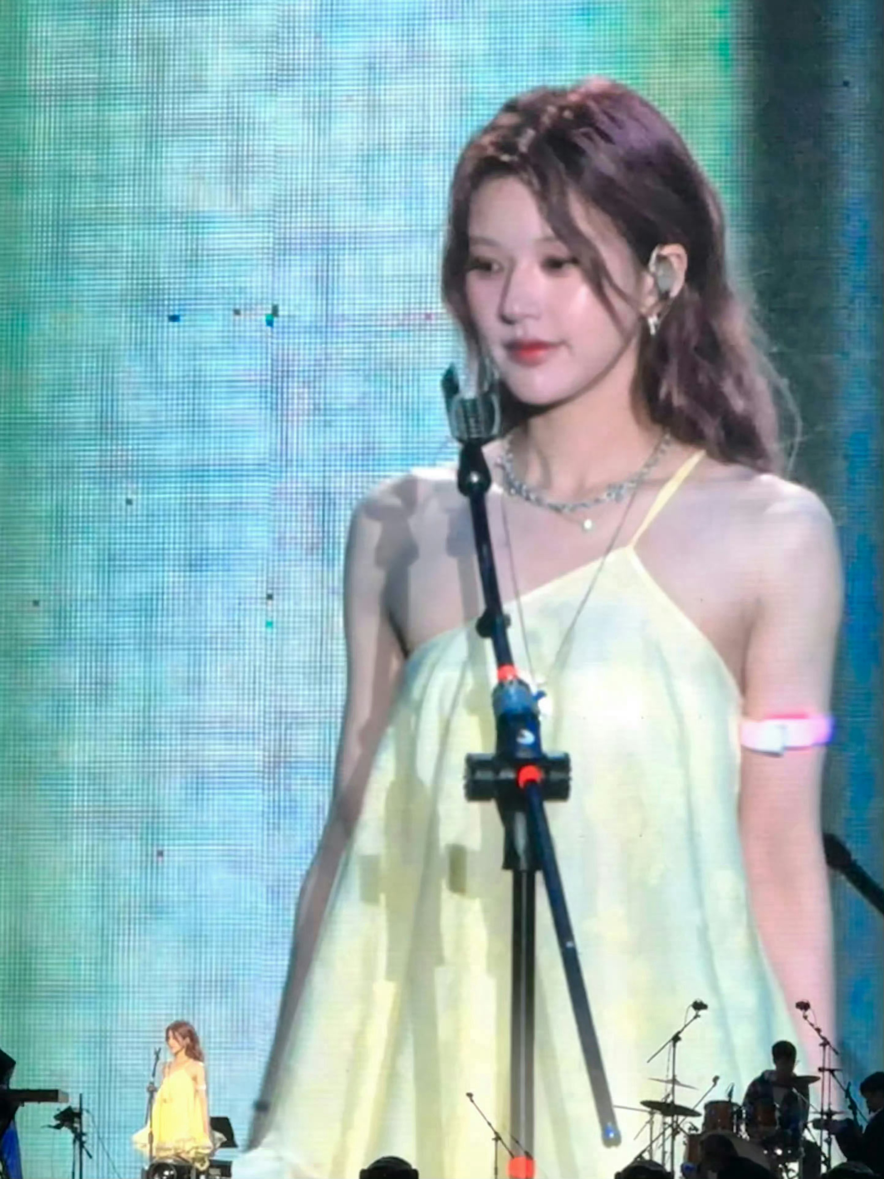 今晚的赵露思音乐节大屏，👀状态✨ ​​​