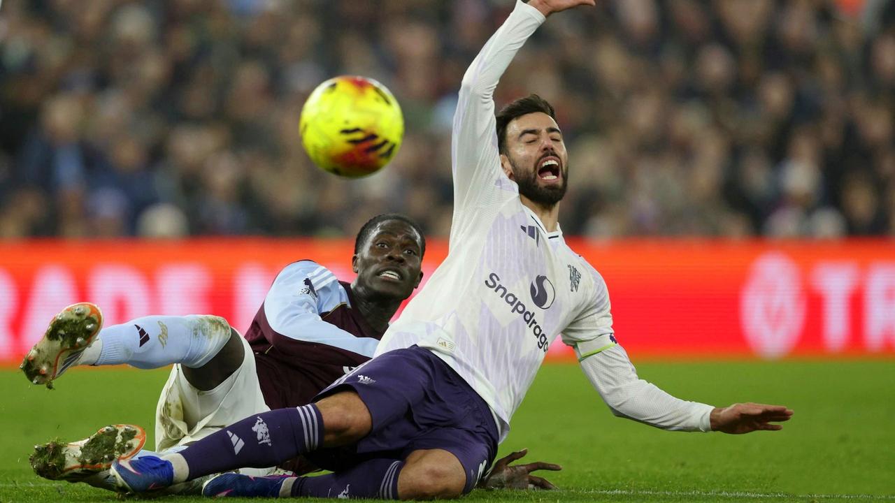 铁人倒下！B费可能因伤缺阵至少一个月，他疑似遭受了软组织的损伤。
自加盟曼联以来